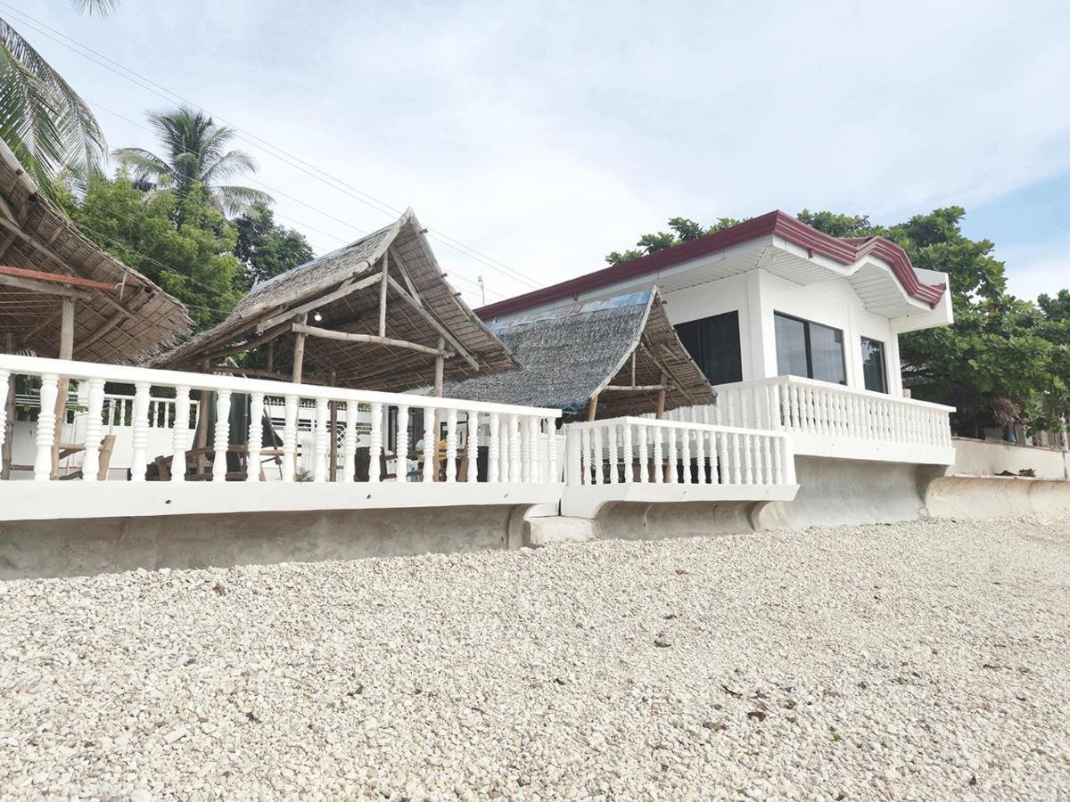 Luna Oslob Travellers Inn - Beach Front Buitenkant foto