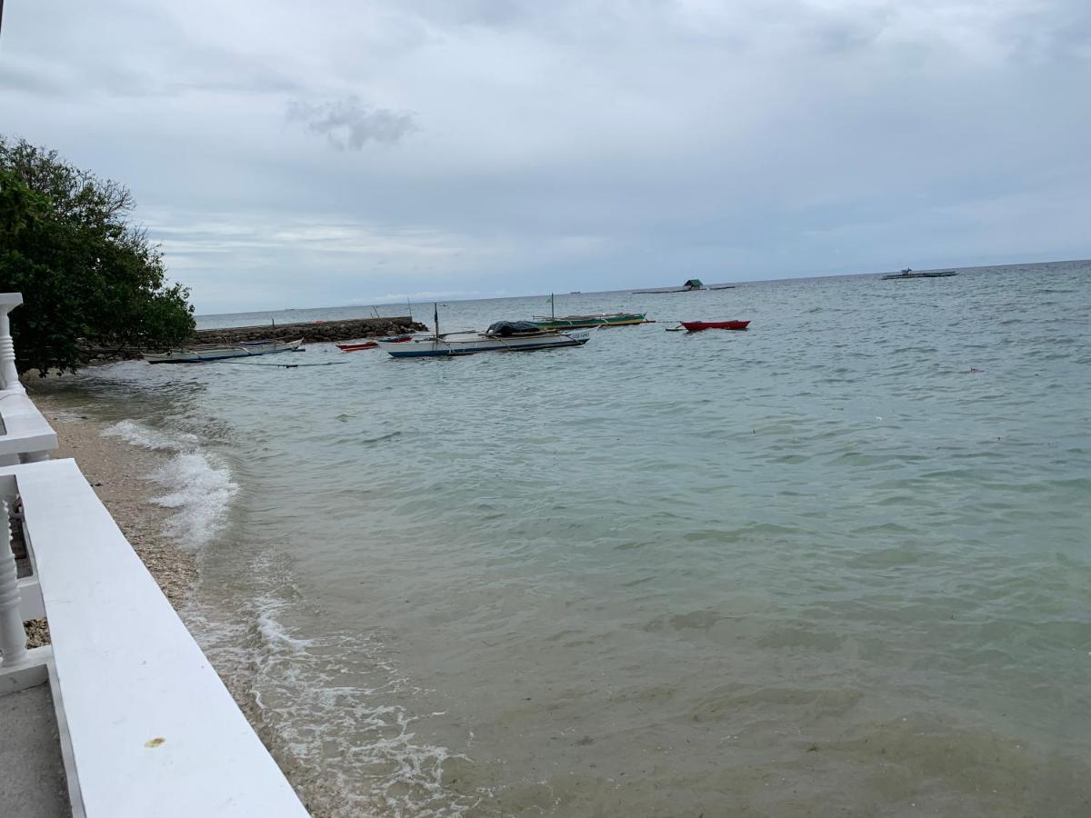 Luna Oslob Travellers Inn - Beach Front Buitenkant foto