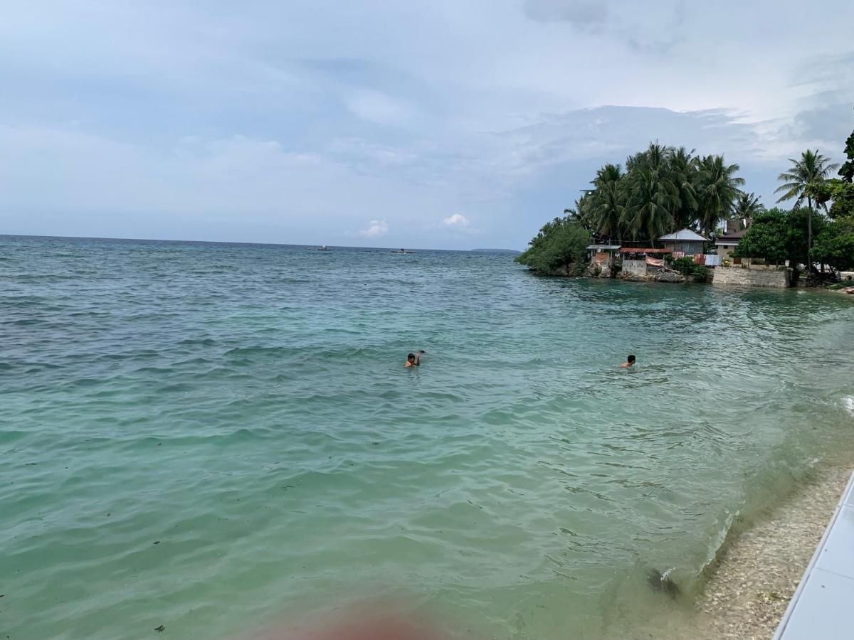 Luna Oslob Travellers Inn - Beach Front Buitenkant foto